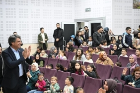 kocaman-miniklerle-tiyatro-izledi.jpg