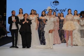 melik-gunbeyi-defilesine-cizmeli-gelinlik-damga-vurdu.jpg