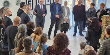 akademisyenlerin-karma-sergisi-degirmendere-sanat-evinde-acildi.jpg