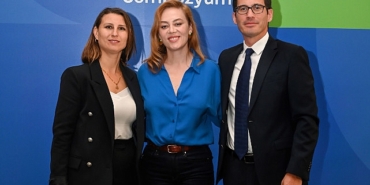 basarili-oyuncu-demet-evgar-3-tarimda-pozitif-gelecek-sempozyumuna-katildi.jpg