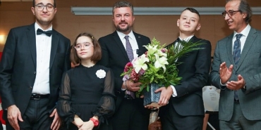 dunyanin-en-buyuk-otizm-orkestrasi-bucalilari-buyuledi.jpg