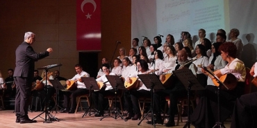 kecmek-kursiyerlerinden-yilsonu-konseri.jpg