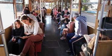 nostalji-tramvayinda-kitap-okudular.jpg
