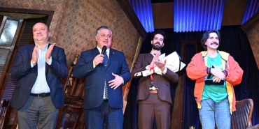 sehrin-tiyatrosu-yalova-seyircisiyle-bulustu.jpg