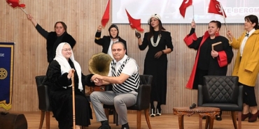 zamansiz-kadinlar-oyunu-osmangazide-sahne-aldi.jpg
