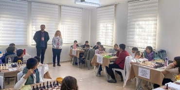 bornovada-genc-zihinler-satrancla-bulusuyor.jpg