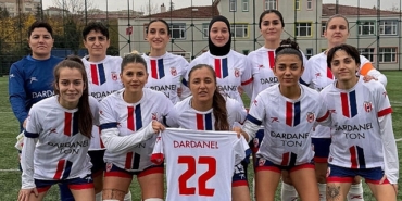 canakkale-dardanelspor-kadin-futbol-takimi-ligin-ilk-yarisini-lider-olarak-tamamladi.jpg