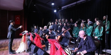 ege-ruzgari-inegolde-esti-genclik-korosundan-muhtesem-konser.jpg
