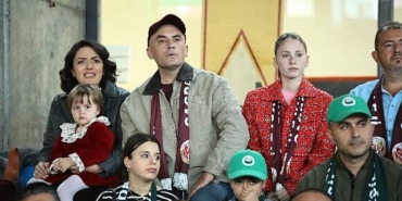 giray-altinok-ve-ezgi-molanin-basrollerinde-yer-aldigi-disneyin-yeni-komedi-filmi-baska-bir-senden-ilk-kareler-yayinlandi.jpg