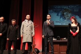 hikmetin-oglu-ayakta-alkislandi.jpg