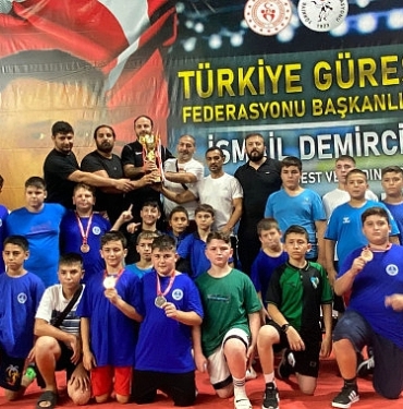 kagitspordan-sampiyonluklarla-dolu-bir-yil.jpg