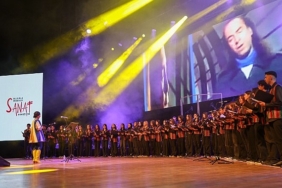 selcuklu-belediyesi-sanat-akademisi-genc-korosu-erkin-koray-sarkilariyla-unutulmaz-bir-gece-yasatti.jpg