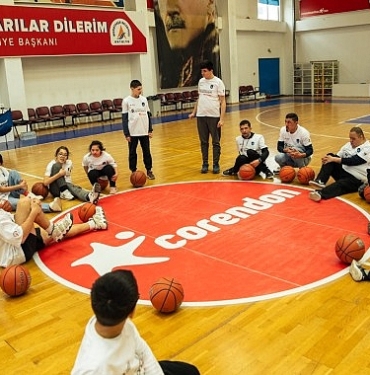 anadolu-efes-spor-kulubunun-2024-2025-sezonu-one-team-sosyal-sorumluluk-projesi-antalyada-basladi.jpg