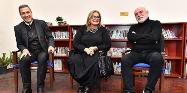 izmirin-kitap-kurtlarina-ercan-kesalli-surpriz.jpg