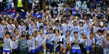 karabaglar-belediyesinden-850-spor-okulu-ogrencisiyle-coskulu-somestr-senligi.jpg