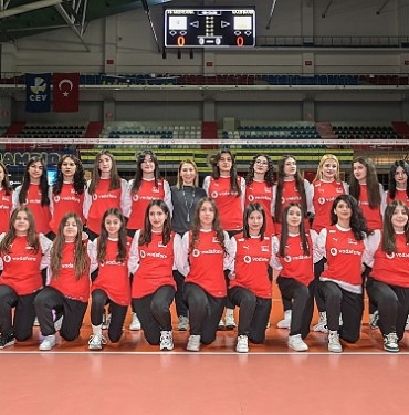 malatyali-genc-voleybolcu-kizlar-ve-kadin-voleybol-milli-takim-oyunculari-vodafone-5-5g-ile-ayni-sahada-bulustu.jpg