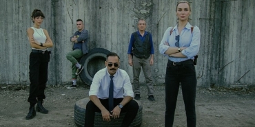 netflix-birce-akalay-ve-olgun-tokerin-basrollerinde-yer-aldigi-mezarlik-dizisinin-2-sezon-fragmanini-yayinladi.jpg
