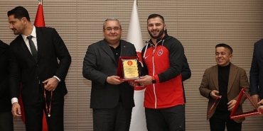 sampiyon-guresciler-icin-odul-toreni-duzenlendi.jpg