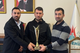 turkiye-ikincilik-kupasini-takdim-ettiler.jpg