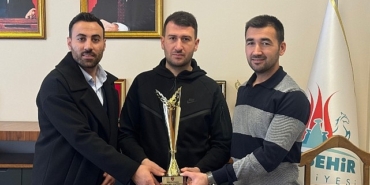 turkiye-ikincilik-kupasini-takdim-ettiler.jpg