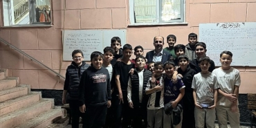 baskan-altay-teravih-sonrasi-genclerle-sohbet-etti-esnaflarin-cay-davetine-katildi.jpg