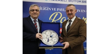 buyukakin-fransa-donusu-saglik-calisanlariyla-iftar-yapti.jpg