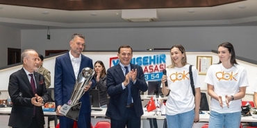 cbk-mersinden-baskan-abdullah-ozyigite-sampiyonluk-tesekkuru.jpg