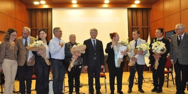 dostlari-asik-veyseli-unutmadi.jpg
