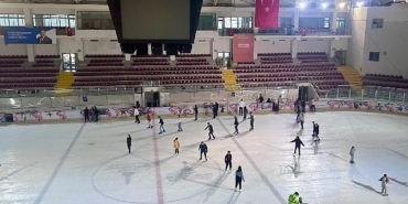kadinlar-buz-pistinde-bulustu.jpg