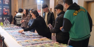 ogrenciler-kitap-fuarinda.jpg