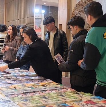 ogrenciler-kitap-fuarinda.jpg
