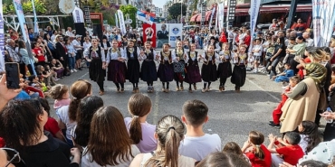 7-ulkeden-cocuklar-23-nisani-yenisehir-sokaklarinda-kutladi.jpg