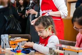 akbank-donusumde-gelecek-var-ile-on-binlerce-cocugun-egitim-deneyimini-iyilestiriyor.jpg