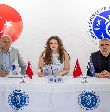 azra-kaya-profesyonel-sozlesme-imzaladi.jpg