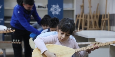 baskan-cercioglunun-etkinlikleri-ile-aydinli-cocuklari-turk-halk-muziginin-essiz-notalarini-ogreniyor.jpg