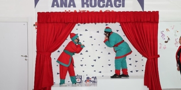 cocuk-oyun-koyu-ana-kucaginda-23-nisan-coskusu.jpg