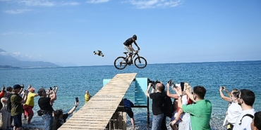 gokyuzunden-denize-pedal-cevirdiler.jpg