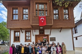 golcuk-belediye-baskani-ali-yildirim-sezer-golcukte-en-cok-kitap-okuyan-ogrencileri-odullendirdi.jpg