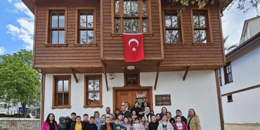 golcuk-belediye-baskani-ali-yildirim-sezer-golcukte-en-cok-kitap-okuyan-ogrencileri-odullendirdi.jpg