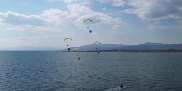 iznikte-paramotor-gosterisi-buyuk-begeni-topladi.jpg