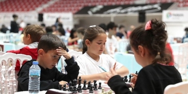 satranc-tutkunlari-geleneksel-kyme-satranc-turnuvasinda-bulusuyor.jpg