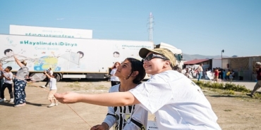 sosyalben-vakfi-cocuklarin-bayramini-hayalimdeki-dunya-sahnesiyle-kutladi.jpg