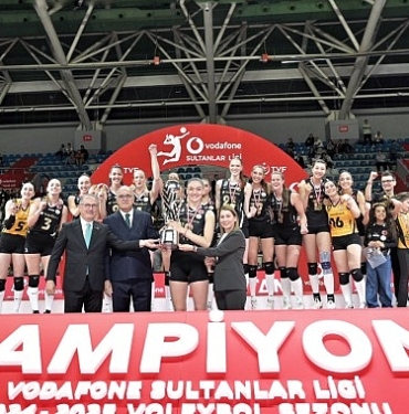 van-ryk-odulunu-vodafone-turkiye-icra-kurulu-baskan-yardimcisi-meltem-bakiler-sahinin-elinden-aldi.jpg