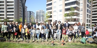 yeni-parkin-bitkilerini-minikler-dikti.jpg