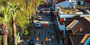 yuzlerce-sporcu-efes-ultra-maratonunda-dunya-mirasini-kosarak-kesfetti.jpg